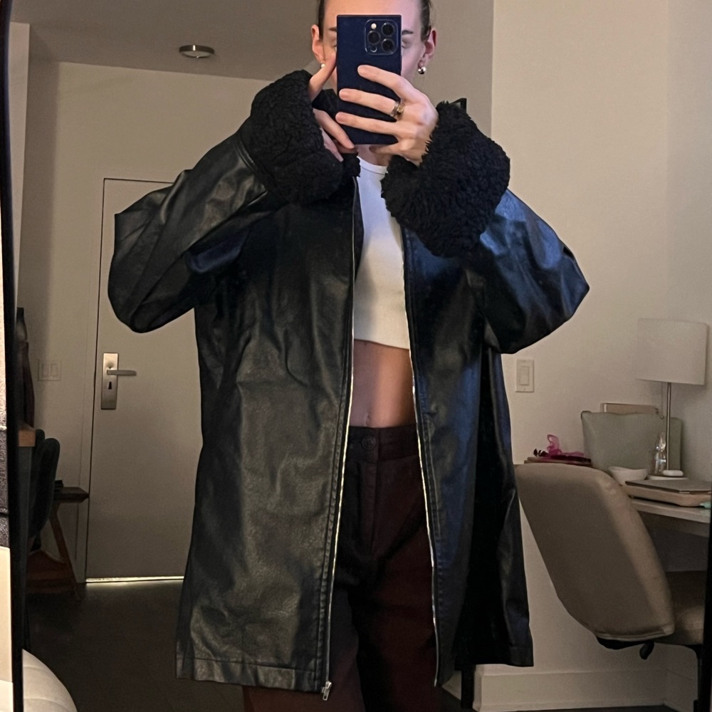 BLACK LEATHER JACKET W FUR TRIM - VINTAGE ONLY WORN ONCE